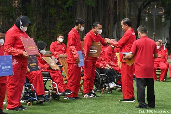 Presiden Jokowi Serahkan Bonus Peraih Medali ASEAN Para Games XI 2022 - iMSPORT.TV