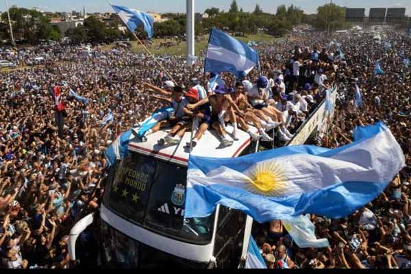 Perayaan Gelar Juara Argentina Ricuh, Messi cs Diangkut Helikopter - iMSPORT.TV