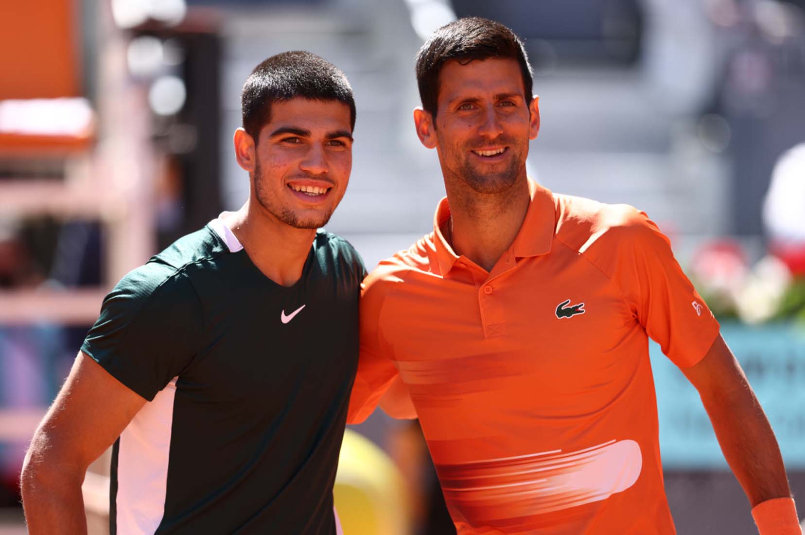 Carlos Alcaraz (kiri) dan Novak Djokovic (kanan) saat Madrid Open 2022