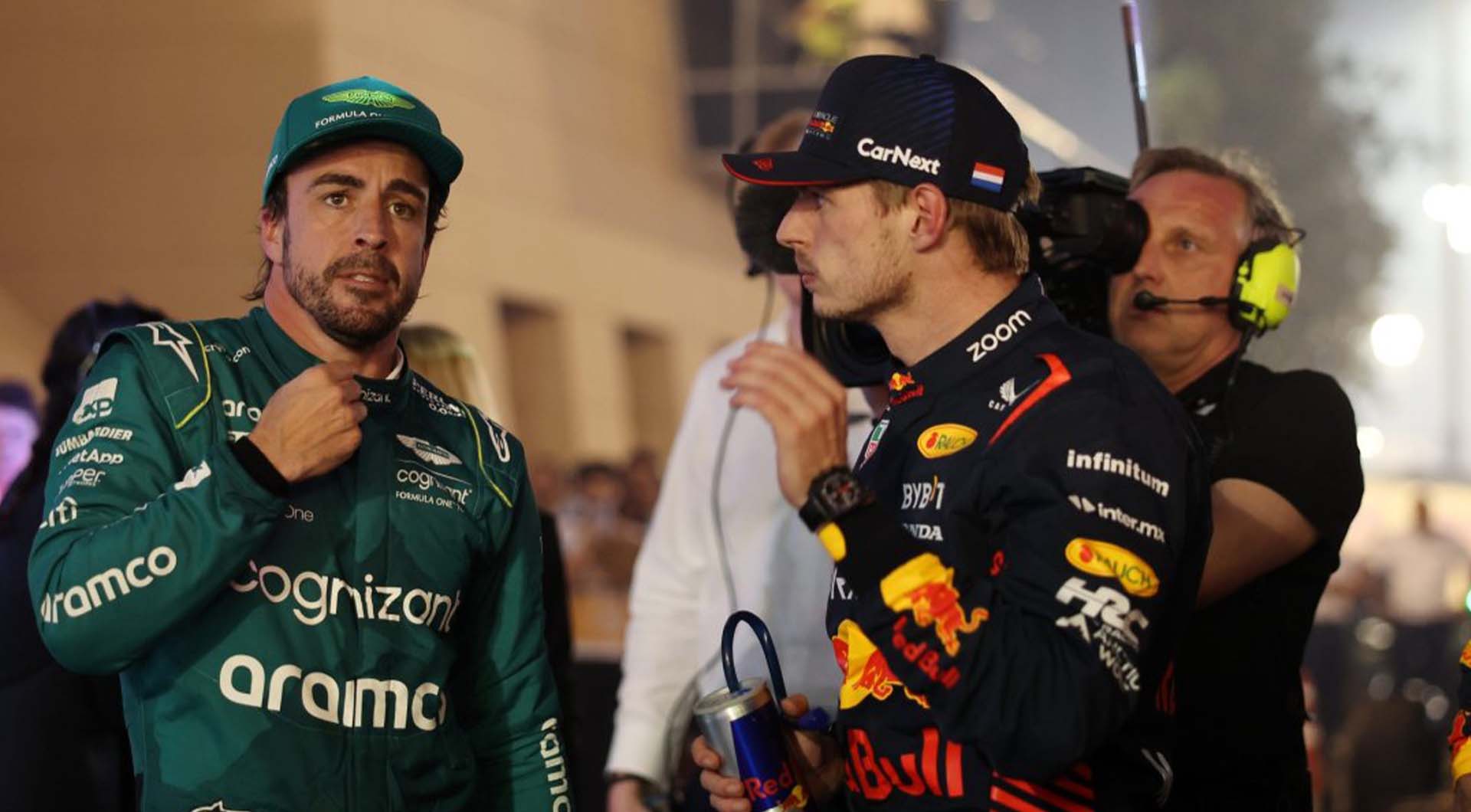 Fernando Alonso (kiri) dan Max Verstappen (kanan)