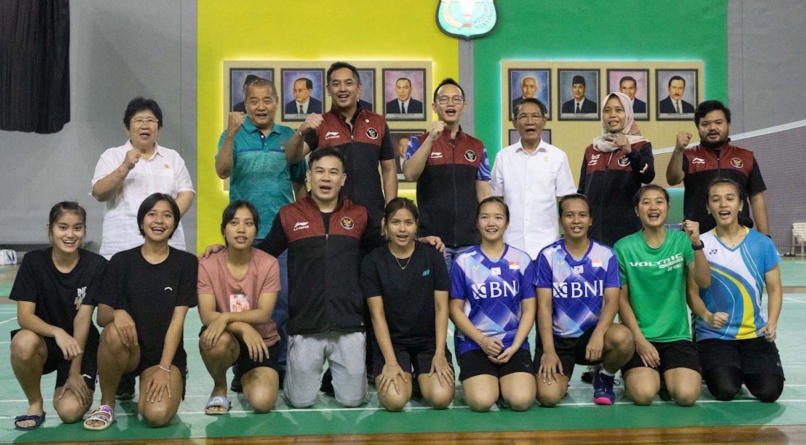 CdM SEA Games 2023, Lexyndo Hakim berfoto bersama atlet dan staff saat berkunjung ke pelatnas PBSIphoto by: NOC Indonesia