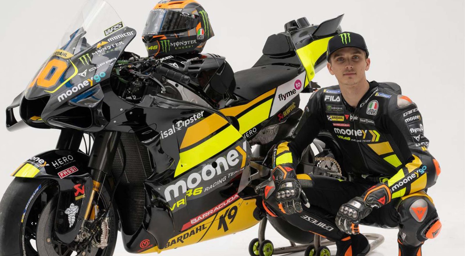 Luca Marini berfoto dengan motor Desmocedici GP 22