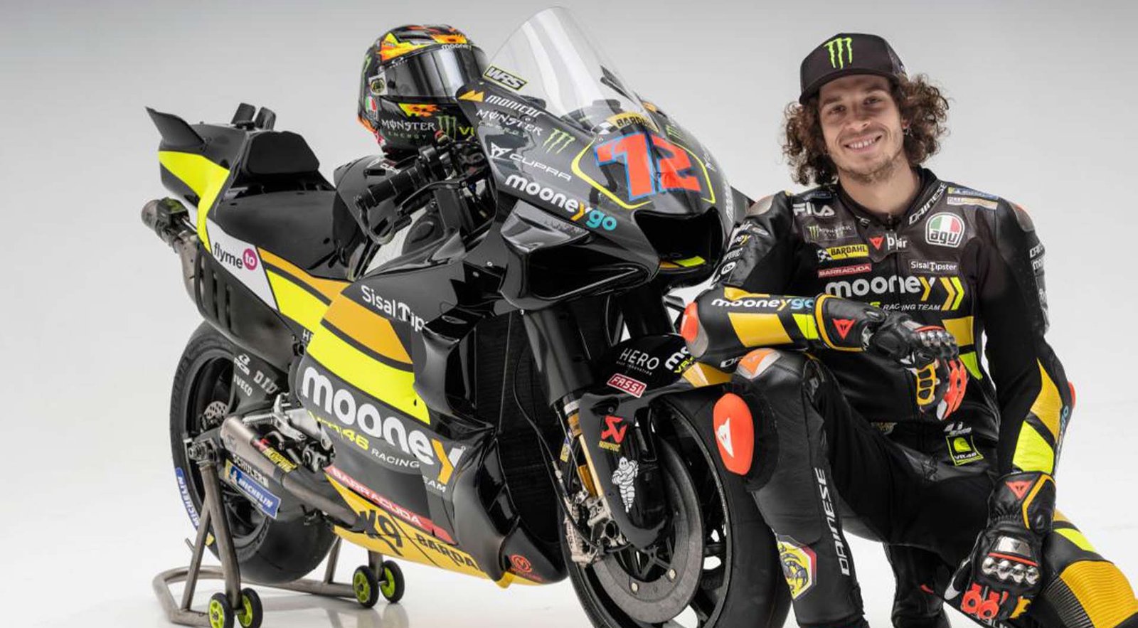 Marco Bezzechhi berfoto dengan motor Desmocedici GP 22