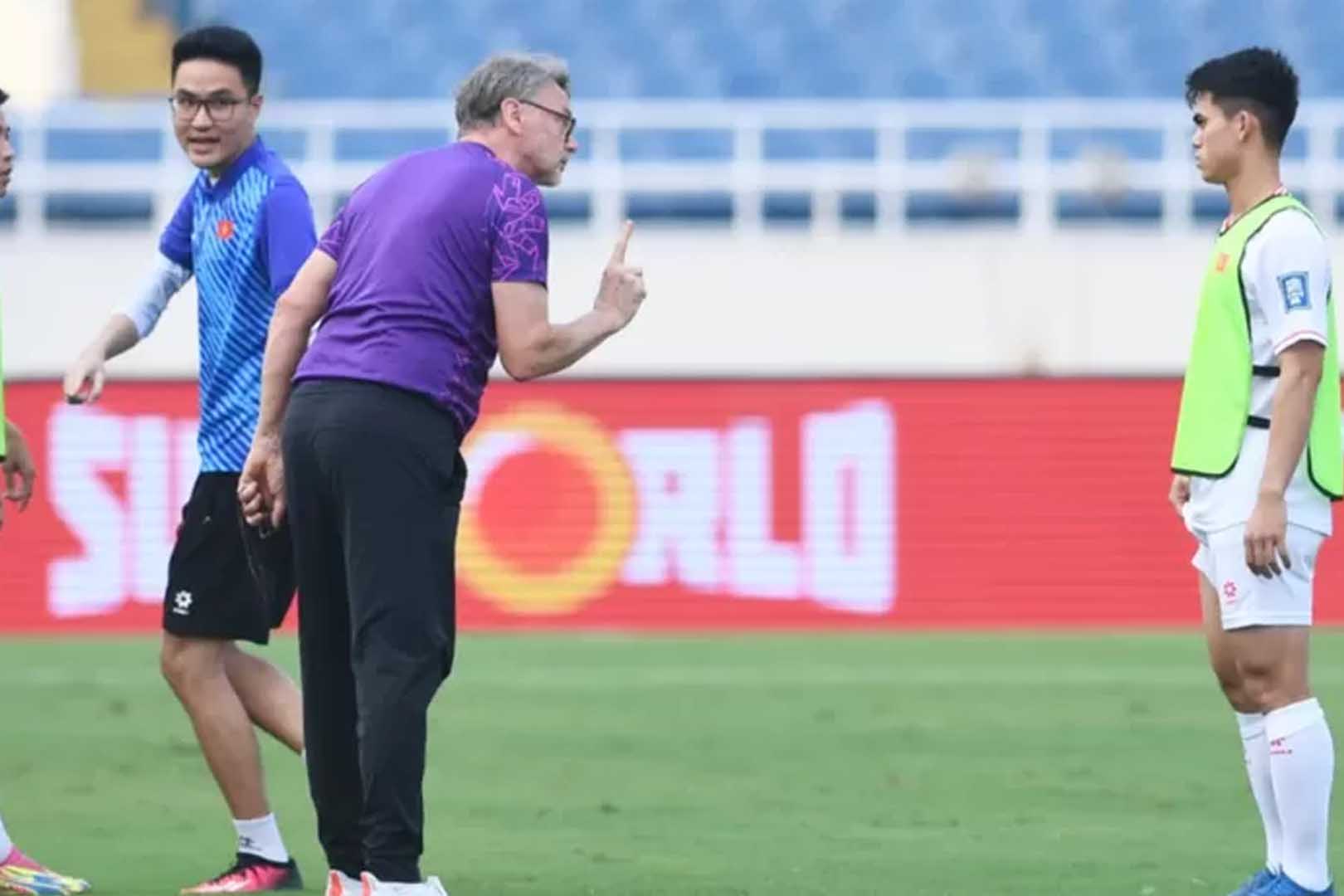 Jelang Lawan Timnas Indonesia, Suasana Tegang di Sesi Latihan Timnas Vietnam - iMSPORT.TV