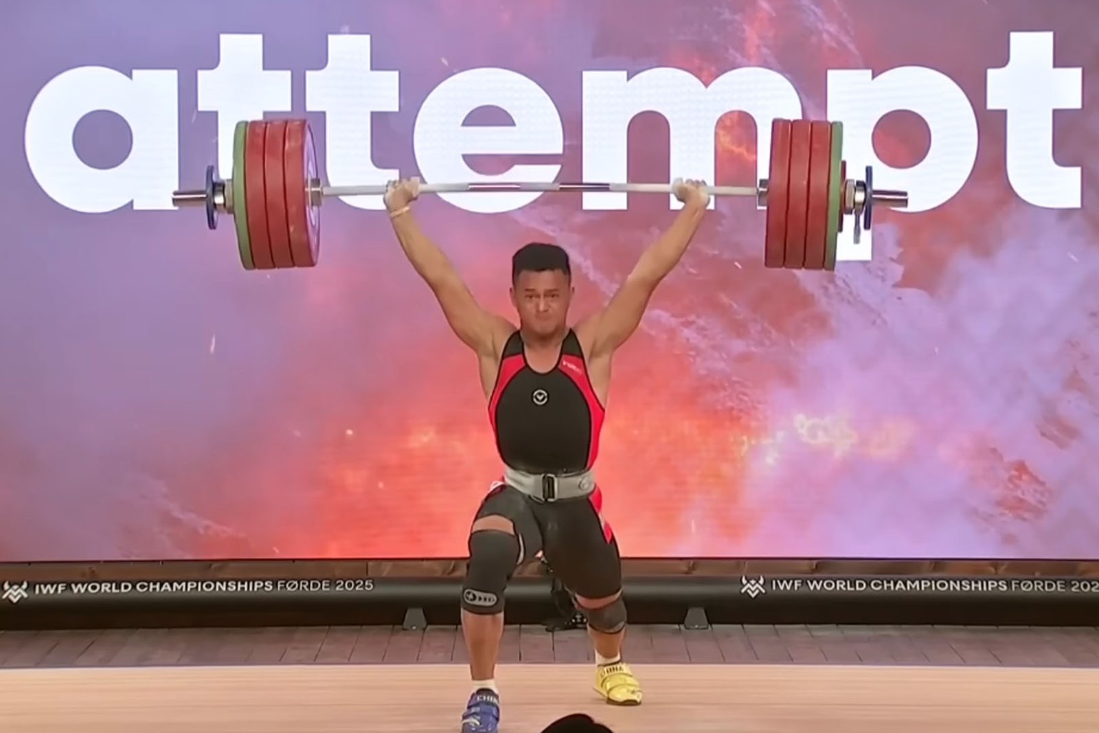 Rizki Juniansyah Rebut 3 Medali dan Rekor di Kejuaraan Dunia Angkat Besi IWF 2025 - IMSPORT.TV