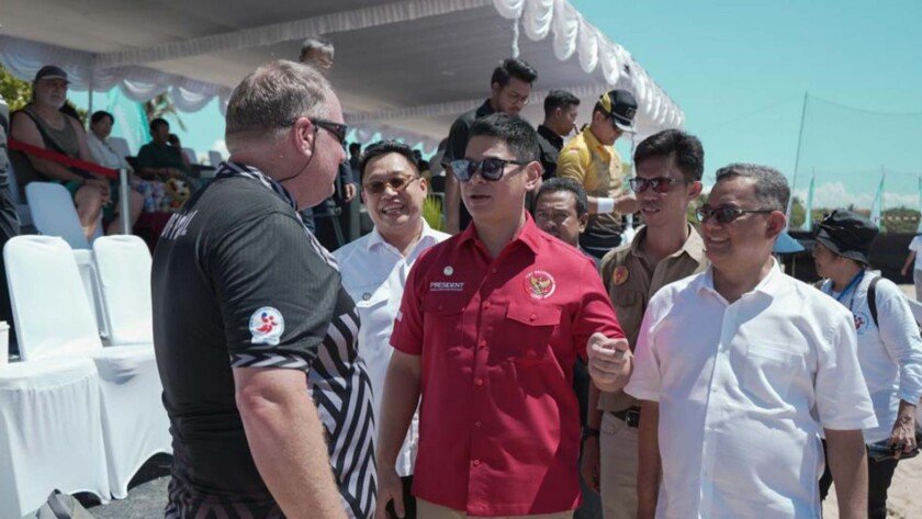 Ketua NOC Indonesia, Raja Sapta Oktohari saat mengunjungi event 9th Asian Men and Women Beach Handball Championship di Bali