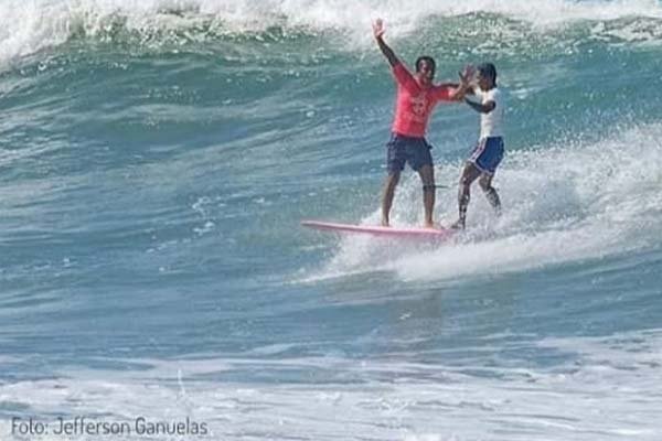 Aksi Heroik Peselancar Filipina Selamatkan Peselancar Indonesia