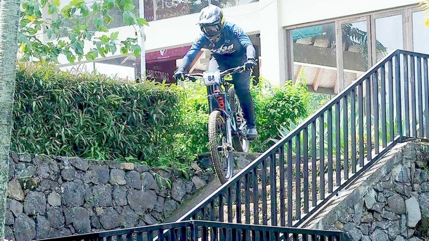 Aksi Pembalap Sepeda Urban Downhill, Lintasi Trek Bangunan Hotel dan Area Perbukitan Salatiga - iMSPORT.tV
