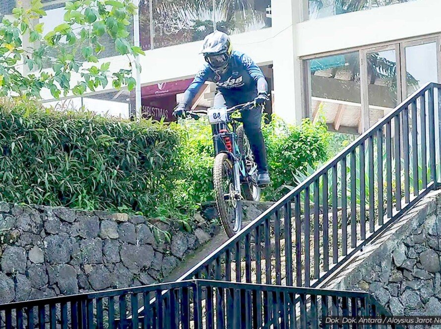 Aksi Pembalap Sepeda Urban Downhill, Lintasi Trek Bangunan Hotel dan Area Perbukitan Salatiga - iMSPORT.tV