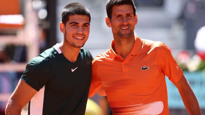 Carlos Alcaraz (kiri) dan Novak Djokovic (kanan) saat Madrid Open