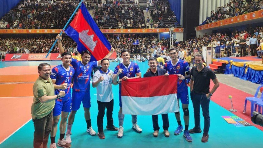Atlet dan Pelatih Voli Indonesia Antarkan Bodyguard Headquarters Juara Liga Kamboja - iMSPORT.TV