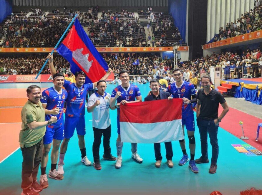 Atlet dan Pelatih Voli Indonesia Antarkan Bodyguard Headquarters Juara Liga Kamboja - iMSPORT.TV