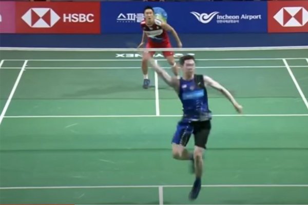 Backhand Smash Warisan Taufik Hidayat Bikin Kento Momota Terdiam - iMSPORT.TV