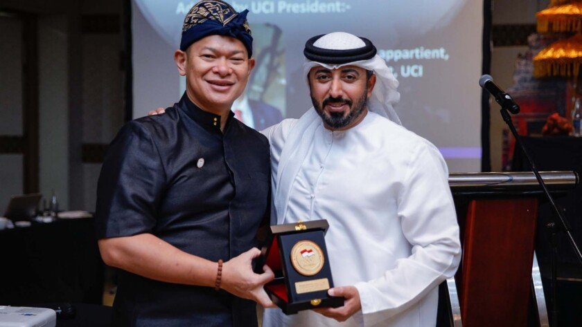 Presiden NOC Indonesia, Raja Sapta Oktohari (kiri) bersama Presiden Asian Cycling Confederation, Osama Al Shafar