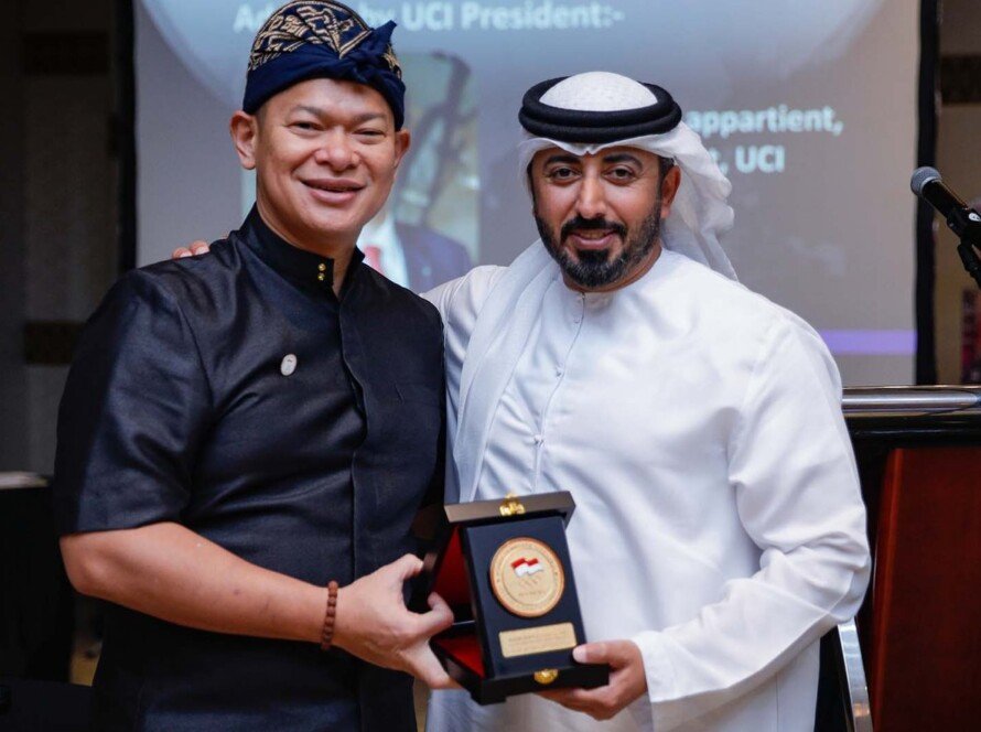 Presiden NOC Indonesia, Raja Sapta Oktohari (kiri) bersama Presiden Asian Cycling Confederation, Osama Al Shafar