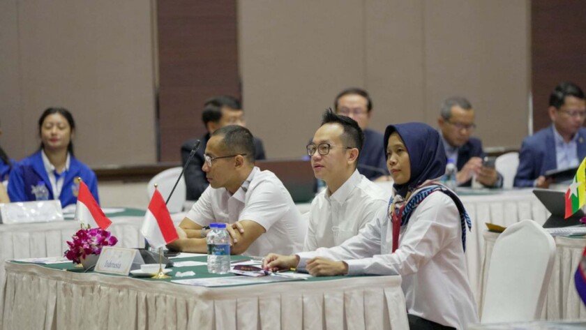 Lexyndo bersama timnya