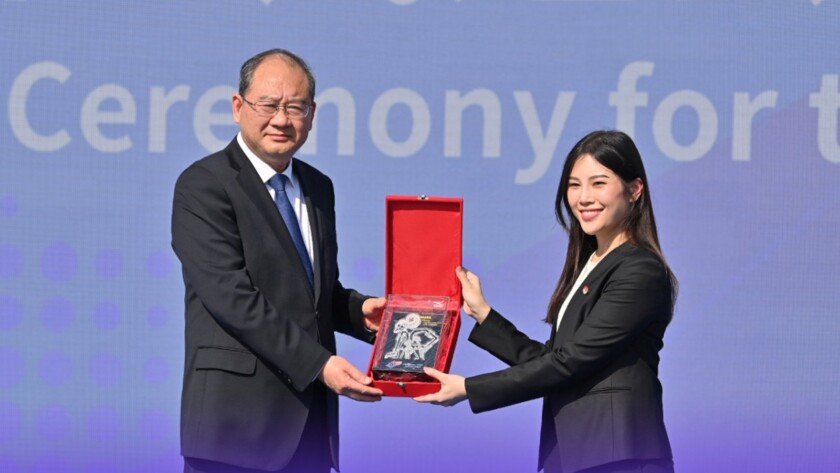 Cenderamata Wayang Dari CdM Indonesia Kepada Wali Kota Athletes Village - iMSPORT.TV