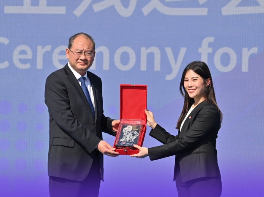 Cenderamata Wayang Dari CdM Indonesia Kepada Wali Kota Athletes Village - iMSPORT.TV