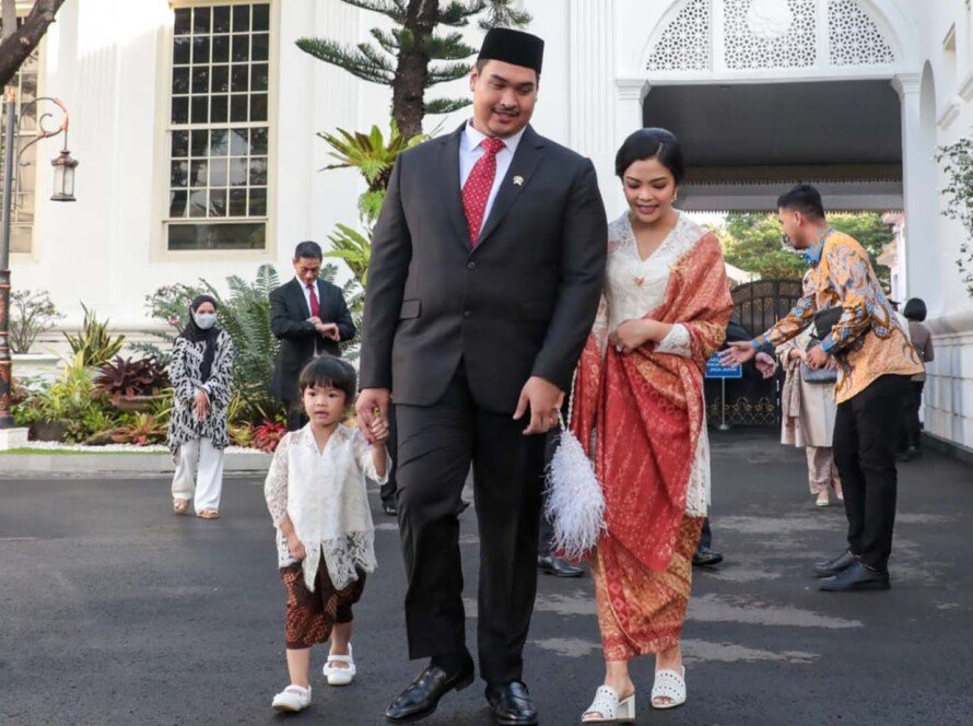 Dito Ariotedjo bersama Istri dan anak saat acara pelantikan. photo by: Kemenpora