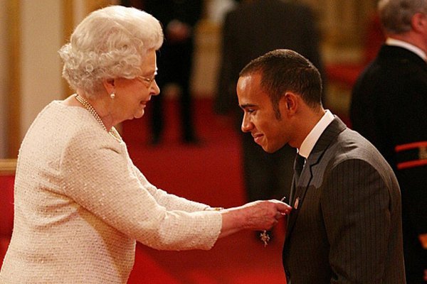 Lewis Hamilton Dapat Gelar Bangsawan dari Ratu Elizabeth II - iMSPORT