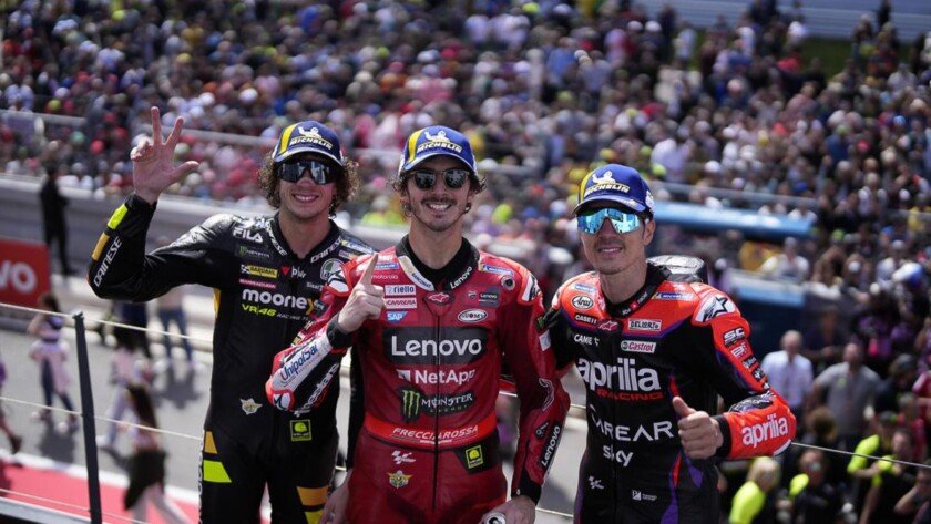 Podium MotoGP Spanyol. Francesco Bagnaia (tengah), Marco Bezzecchi (kiri) dan Maverick Vinales (kanan)