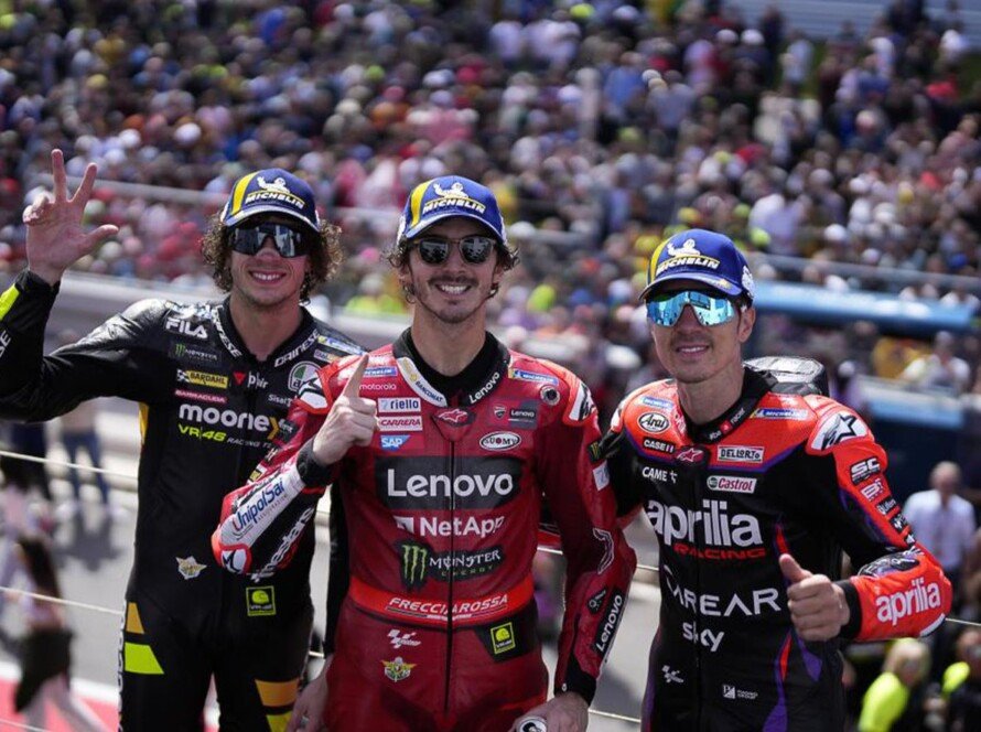 Podium MotoGP Spanyol. Francesco Bagnaia (tengah), Marco Bezzecchi (kiri) dan Maverick Vinales (kanan)