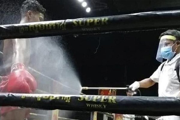 Nekat Bertanding di Saat Corona, Petinju Disemprot Disinfektan - iMSPORT.TV