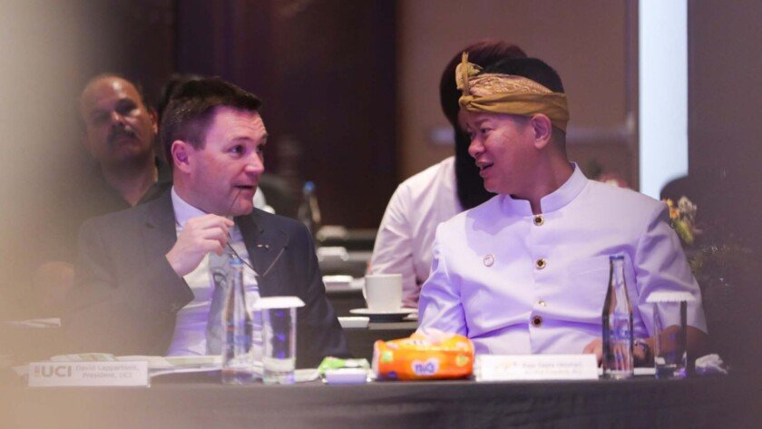President Union Cycliste Internationale (UCI) David Lappartient (kiri) bersama Ketua NOC Indonesia, Raja Sapta Oktohari (kanan)