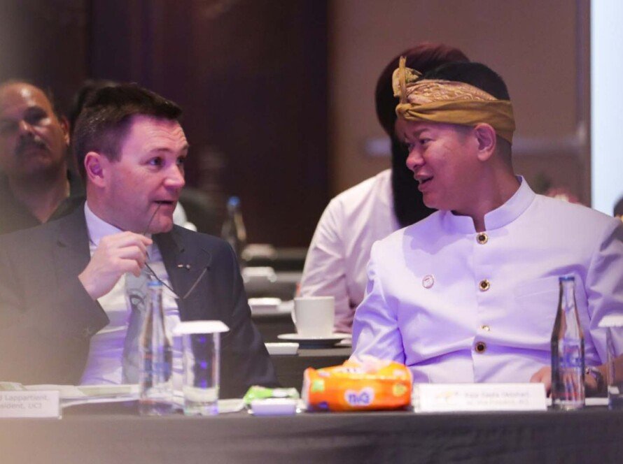 President Union Cycliste Internationale (UCI) David Lappartient (kiri) bersama Ketua NOC Indonesia, Raja Sapta Oktohari (kanan)