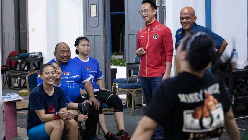 CdM Lexyndo saat mengunjungi Pelatnas Angkat Besi. Photo by: NOC Indonesia
