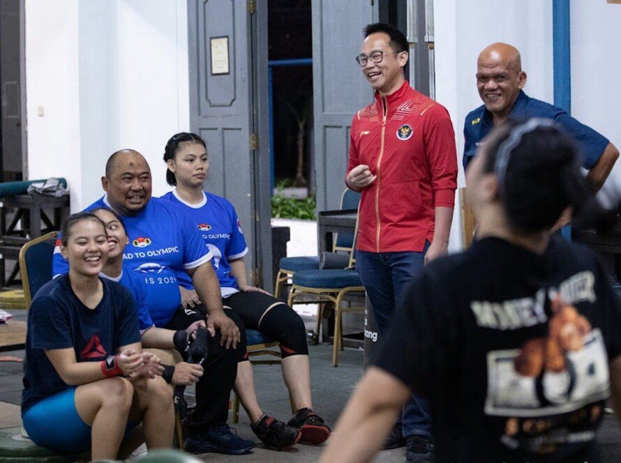 CdM Lexyndo saat mengunjungi Pelatnas Angkat Besi. Photo by: NOC Indonesia