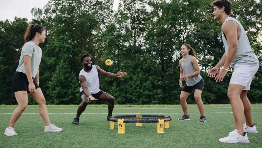 Permainan Roundnet atau bisa disebut Spikeball