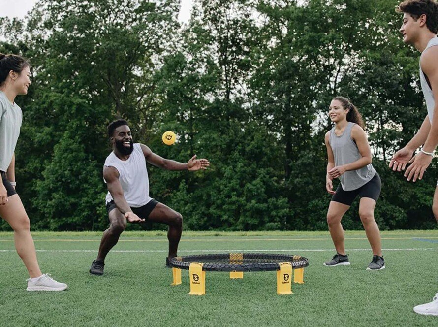 Permainan Roundnet atau bisa disebut Spikeball