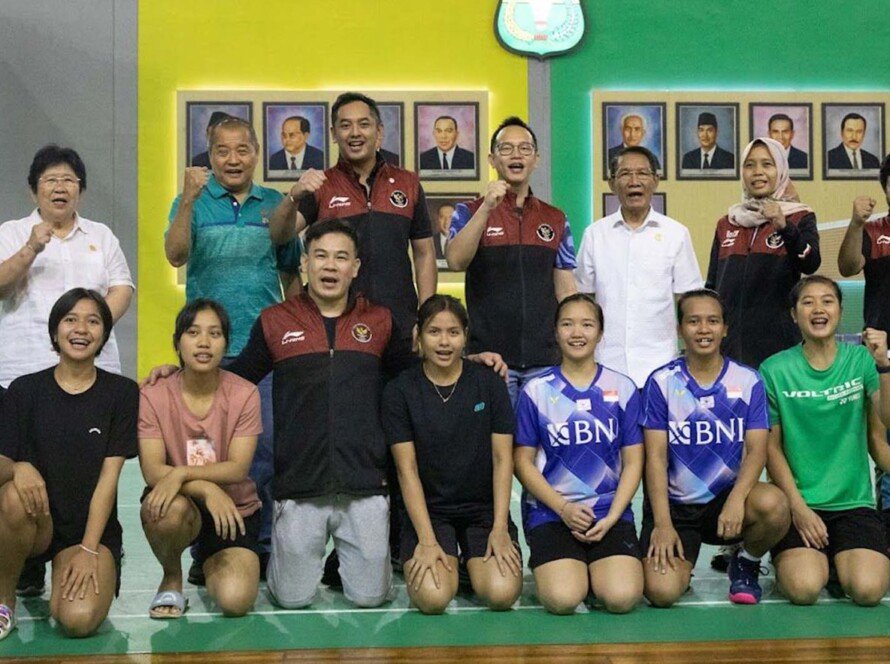 CdM SEA Games 2023, Lexyndo Hakim berfoto bersama atlet dan staff saat berkunjung ke pelatnas PBSI photo by: NOC Indonesia