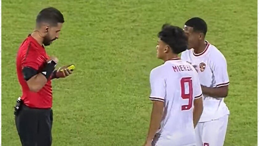 Viral! Wasit Indonesia vs Kuwait di Kualifikasi Piala Asia U-17 2025 Jadi Sorotan, '90+8=100' - iMSPORT.TV