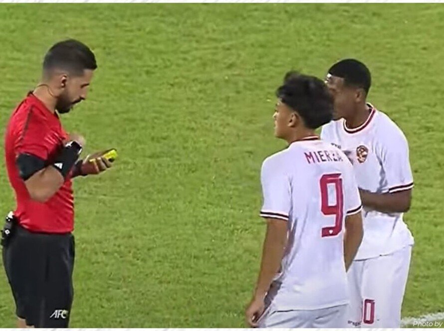 Viral! Wasit Indonesia vs Kuwait di Kualifikasi Piala Asia U-17 2025 Jadi Sorotan, '90+8=100' - iMSPORT.TV