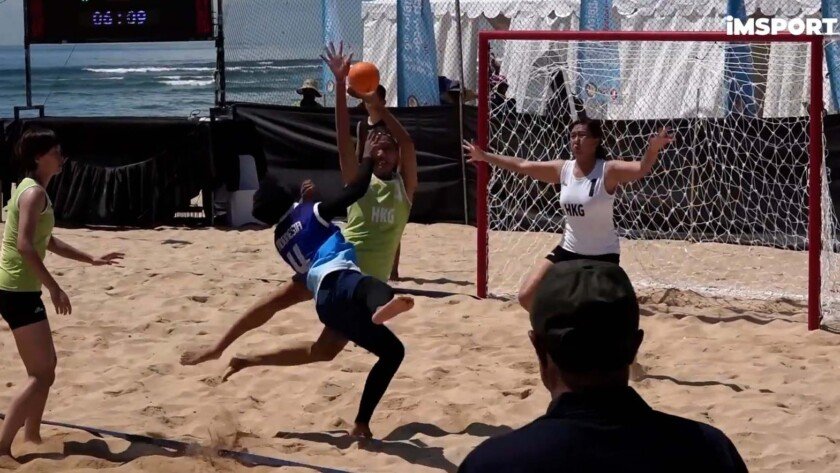 Cuplikan pertandingan tim bola tangan pantai putri Indonesia dalam Asian Men Women Beach Handball 2023 melawan Hong Kong.