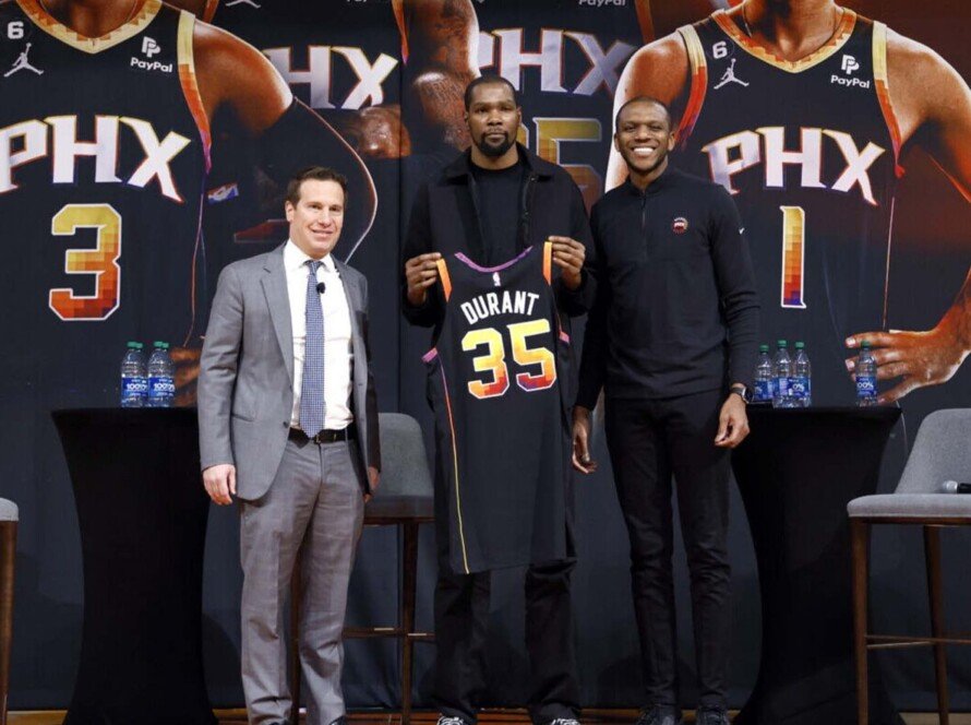 Kevin Durant saat perkenalan di tim barunya Phoenix Suns