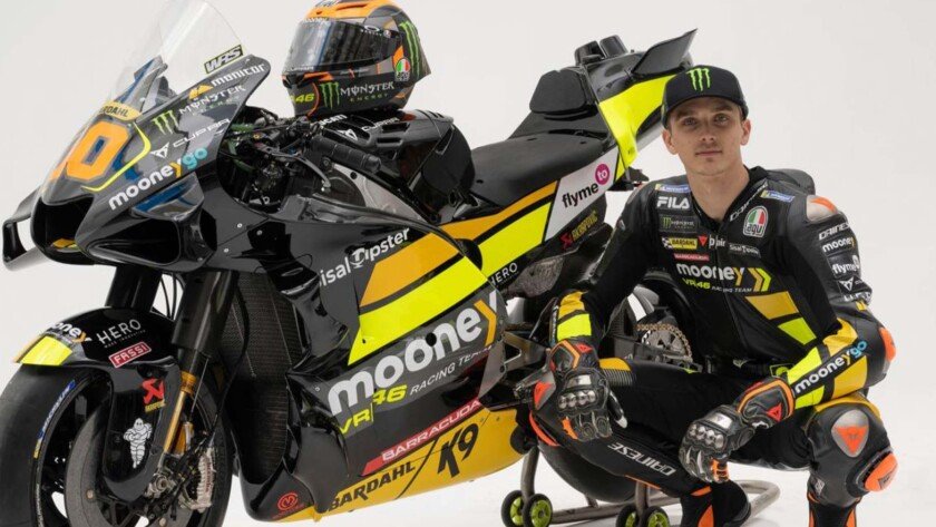 Luca Marini berfoto dengan motor Desmocedici GP 22