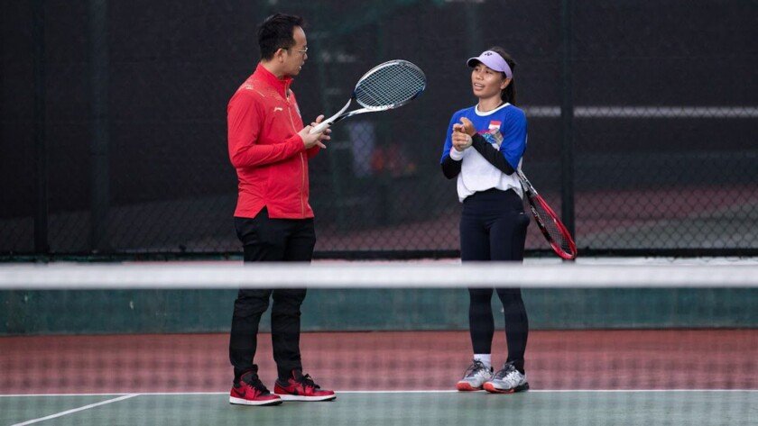 Lexyndo Hakim (CdM SEA Games 2023 untuk Indonesia) (kiri) dengan atlet soft tenis indonesia. Photo by: NOC Indonesia