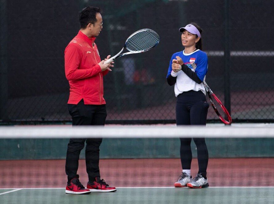 Lexyndo Hakim (CdM SEA Games 2023 untuk Indonesia) (kiri) dengan atlet soft tenis indonesia. Photo by: NOC Indonesia