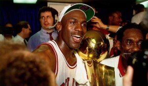 Jatuh Paling Mahal, Detik-Detik Michael Jordan Nyaris Celaka di Malam Debut NBA