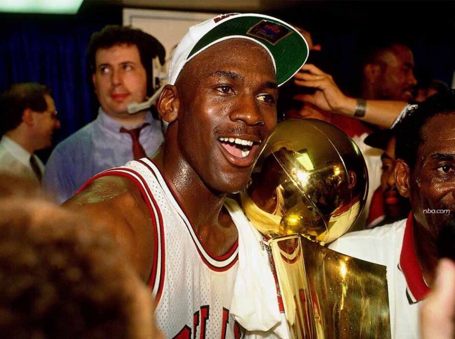 Jatuh Paling Mahal, Detik-Detik Michael Jordan Nyaris Celaka di Malam Debut NBA - iMSPORT.TV