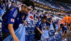 Piala Dunia 2026; Pelajaran Berharga dari Suporter Jepang, Bersihin Tribun
